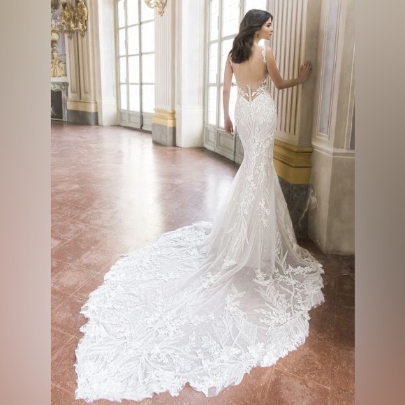 Enzoani Therese sized to 38/28/38 with DD cups in Ivory. - Picture 5 of 12